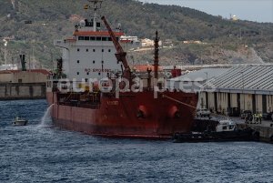 Un barco de Liberia vierte al mar miles de litros de fueloil en el interior del puerto de Ceuta
