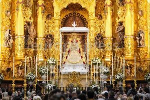 La Virgen del Rocío ya está entronizada en su paso para la Romería de Pentecostés (Huelva)