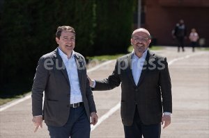 Mañueco viaja a Barcelona para apoyar al candidato del PP a las elecciones catalanas, Alejandro Fernández 