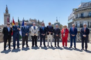 El alcalde de Sevilla, José Luis Sanz, recibe a presidentes de consejos de hermandades de Andalucía.
