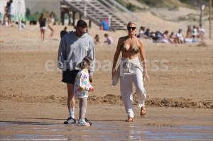 Adriana Abenia y Sergio Abad disfrutan de un día en la playa junto a su hija 