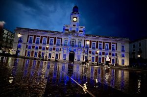 La Comunidad ilumina de azul la fachada de la Real Casa de Correos en el Día Mundial de la Hipertensión pulmonar