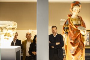 El conselleiro de Cultura, José López, visita la exposición 'Ourense no tempo'.