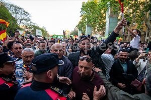 12M.- Abascal se encara a unos manifestantes en un acto de Vox en Reus (Tarragona)