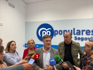 La presidenta del PP de Segovia, Paloma Sanz, y el secretario general del partido en Castilla y León, Francisco Vázquez, este lunes en el Comité de Campaña
