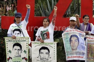 InternacionalCategorias.-México.- Normalistas de Ayotzinapa lanzan artefactos explosivos contra el palacio presidencial de México