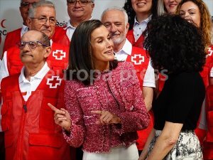 La Reina Letizia  conversa a su llegada al acto conmemorativo del 'Día Mundial de la Cruz Roja y la Media Luna Roja', en el Auditorio-Palacio de Congresos Príncipe Felipe, a 14 de mayo de 2024, en Oviedo, Asturias
