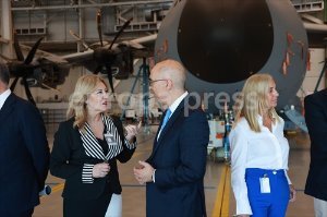 Carolina España visita las instalaciones de Airbus en Sevilla