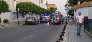 Sevilla.- Sucesos.- Fuerte despliegue policial en la "esquina del gato" con furgones, numerosos agentes y armas largas