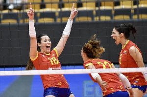 Carla Jiménez celebra un punto con la selección española de voleibol en la European Golden League.