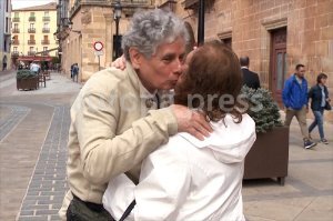 Gabriel González de Gregorio y Rosario Bermudo se funden en un abrazo tras llegar a un acuerdo con la herencia