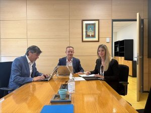 La presidenta de la Comisión de Municipios de Menor Población de la Federación Española de Municipios y Provincias (FEMP), Tania Solans, junto a el secretario general de Correos, Francisco Ferrer, y el director de Estrategia, José Miguel Moreno.