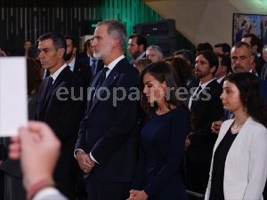 El presidente del Gobierno, Pedro Sánchez; y los reyes Felipe VI y Letizia; durante el homenaje a las víctimas de la dana, en el Museo de las Ciencias Príncipe Felipe, a 29 de octubre de 2025, en Valencia, Comunidad Valenciana (España).