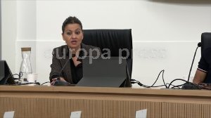 La ministra de Juventud e Infancia, Sira Rego, en el acto de cierre del Programa Comunidad Glocal 2025 organizado por la DPZ en la Falcultad de Educación de la Universidad de Zaragoza junto al actor Ahmed Younoussi y la periodista Ana Usieto.